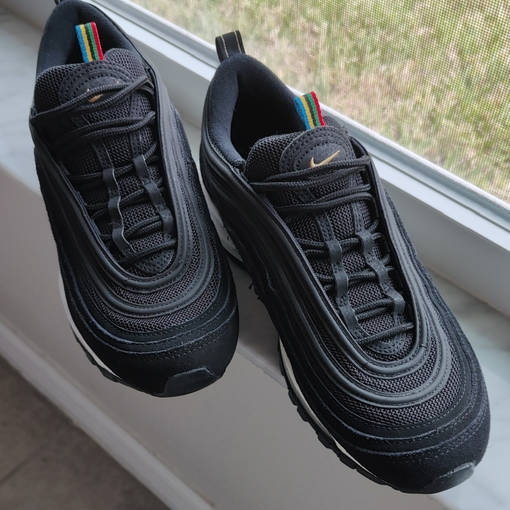 Nike Black Low-Top Sneaker with White Swoosh
